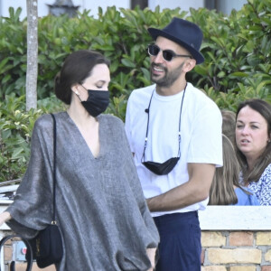 Angelina Jolie et l'artiste français JR vont au restaurant en bateau-taxi à Venise, le 30 juillet 2021.