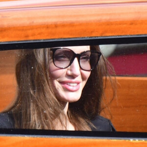 Angelina Jolie et sa fille Shiloh arrivent à Venise avec l'artiste français JR, le 30 juillet 2021.