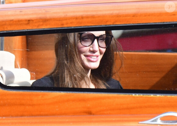 Angelina Jolie et sa fille Shiloh arrivent à Venise avec l'artiste français JR, le 30 juillet 2021.