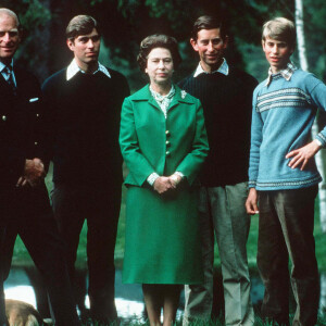 La reine Elisabeth II d'Angleterre, le prince Philip, duc d'Edimbourg, et leurs fils, le prince Andrew, le prince Charles et le prince Edward au château de Balmoral en 1975.