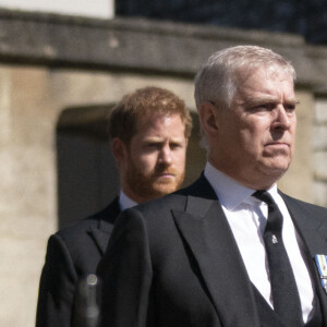 Le prince Harry, duc de Sussex, Le prince Andrew, duc d'York, et Le prince Edward, comte de Wessex, - Arrivées aux funérailles du prince Philip, duc d'Edimbourg à la chapelle Saint-Georges du château de Windsor, le 17 avril 2021.