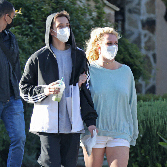 Exclusif - Une des premières sorties de Britney Spears depuis l'épidémie de coronavirus (COVID-19) avec son compagnon Sam Asghari et un de ses fils à Los Angeles le 16 mars 2021.