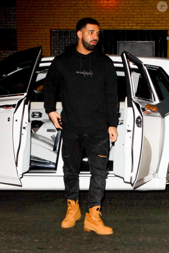 Drake arrive en Rolls Royce au restaurant "TAO" à Los Angeles, le 17 août 2017. 