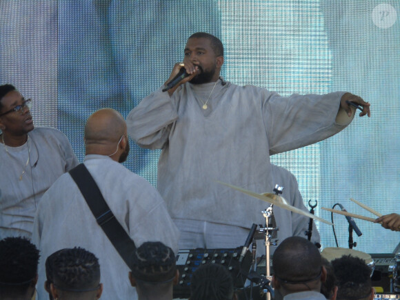 Kanye West se produit sur scène pendant sa messe au Bayfront Park à Miami, le 2 février 2020. Le rappeur était accompagné du pasteur R. Wilkenson Jr (sweat bleu). 