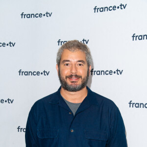 Ali Baddou lors du photocall dans le cadre de la conférence de presse de France Télévisions au Pavillon Gabriel à Paris, France, le 24 août 2021. © Pierre Perusseau/Bestimage