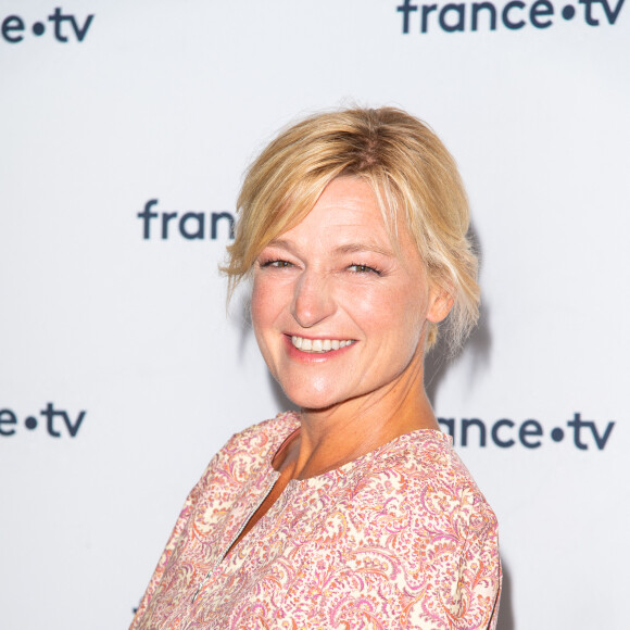 Anne-Elisabeth Lemoine lors du photocall dans le cadre de la conférence de presse de France Télévisions au Pavillon Gabriel à Paris, France, le 24 août 2021. © Pierre Perusseau/Bestimage