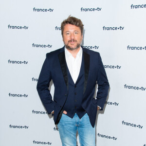 Bruno Guillon lors du photocall dans le cadre de la conférence de presse de France Télévisions au Pavillon Gabriel à Paris, France, le 24 août 2021. © Pierre Perusseau/Bestimage