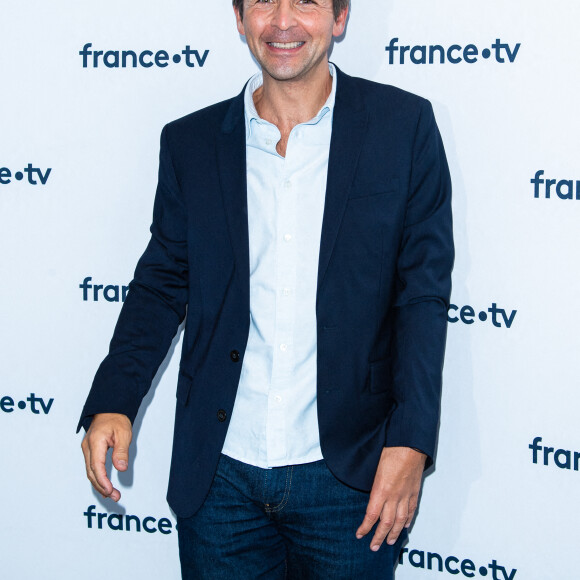 Thomas Sotto lors du photocall dans le cadre de la conférence de presse de France Télévisions au Pavillon Gabriel à Paris, France, le 24 août 2021. © Pierre Perusseau/Bestimage