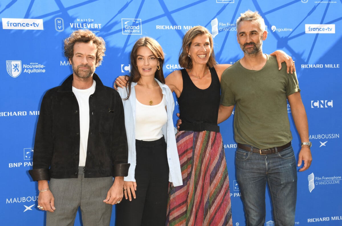 Photo : Romain Duris, Emma Mackey, Vanessa van Zuylen (productrice), Martin  Bourboulon (réalisateur) au photocall du film 