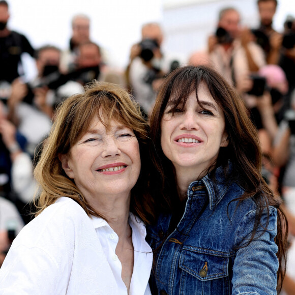 Jane Birkin (habillée en Celine), Charlotte Gainsbourg au photocall du film Jane par Charlotte (Cannes première) lors du 74ème festival international du film de Cannes le 8 juillet 2021 © Borde / Jacovides / Moreau / Bestimage 