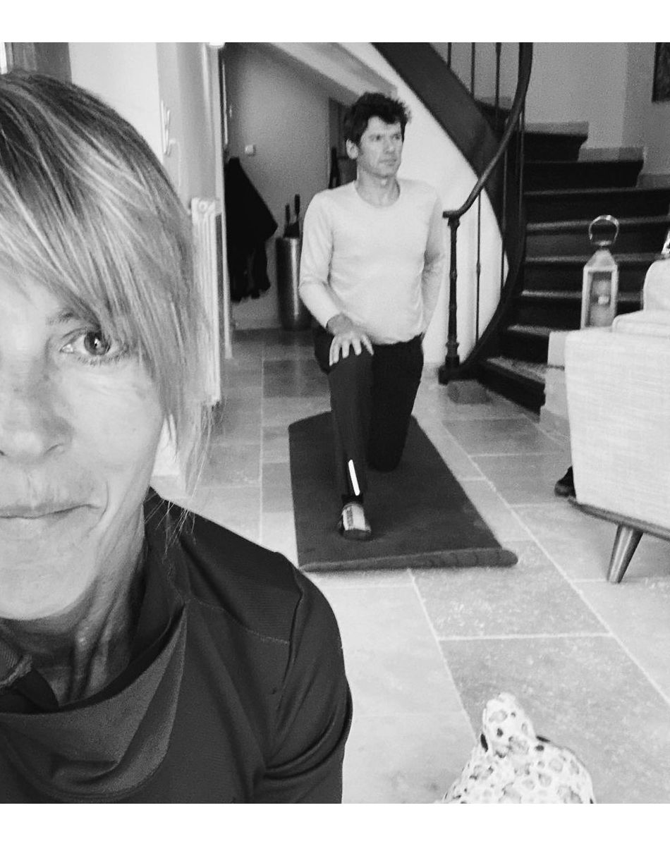 Nathalie Simon et son mari Tanguy en pleine séance d'étirements.