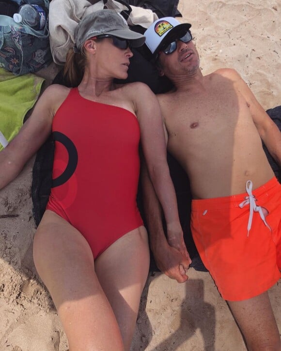 Nathalie Simon et son mari Tanguy, complices à la plage. Mai 2021