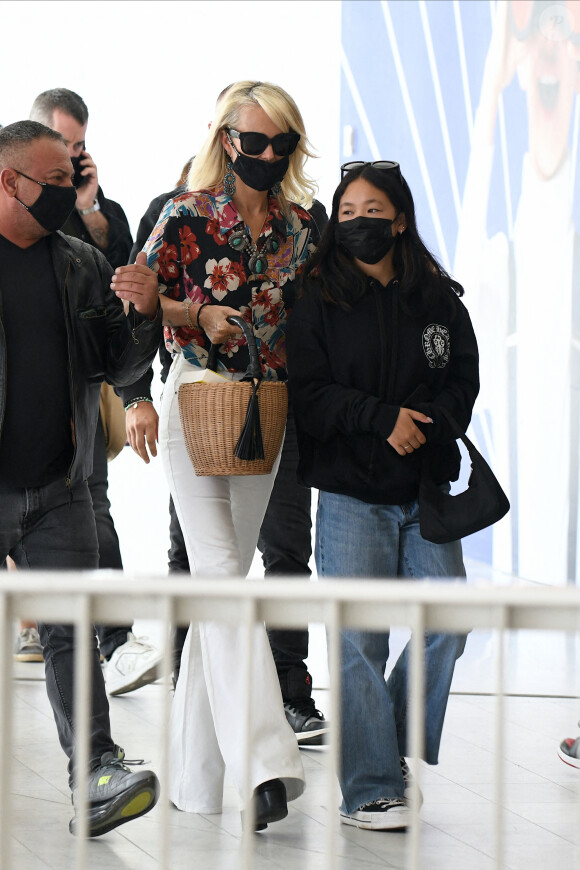 Exclusif - Laeticia Hallyday avec son compagnon Jalil Lespert, sa fille Joy arrivent à l'aéroport d'Orly accompagnés de Carl (chauffeur) le 7 juillet 2021. Laeticia emmène Jalil sur les terres de son enfance.