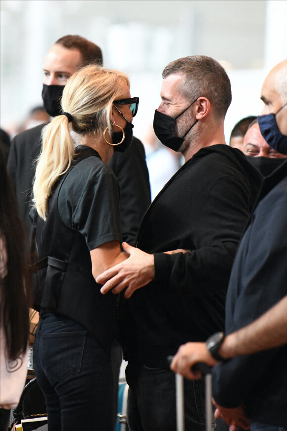 Exclusif  Laeticia Hallyday et ses filles Jade et Joy arrivent à l'aéroport de Roissy-Charles-de-Gaulle à Paris, le 27 juin 2021. Son compagnon Jalil Lespert lui a fait la surprise de venir l'accueillir à l'aéroport avec sa fille Gena ! Laeticia porte un t-shirt à l'effigie de Johnny Hallyday.