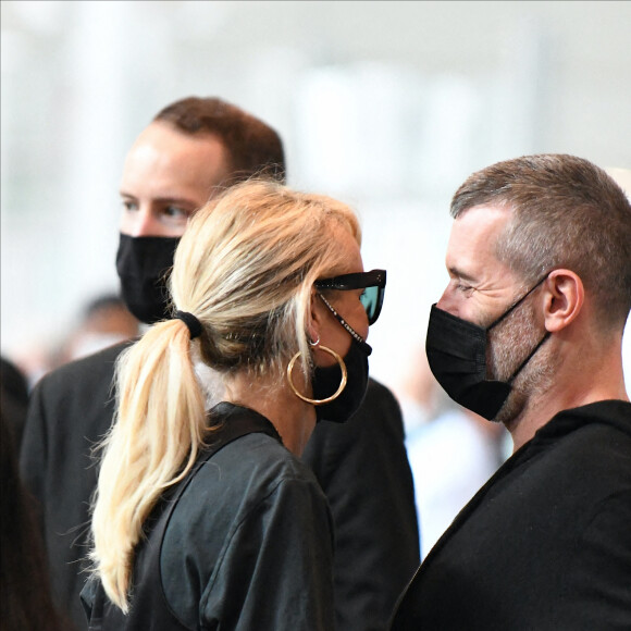 Exclusif  Laeticia Hallyday et ses filles Jade et Joy arrivent à l'aéroport de Roissy-Charles-de-Gaulle à Paris, le 27 juin 2021. Son compagnon Jalil Lespert lui a fait la surprise de venir l'accueillir à l'aéroport avec sa fille Gena ! Laeticia porte un t-shirt à l'effigie de Johnny Hallyday.