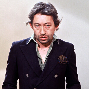 Serge Gainsbourg sur un plateau de télévision.