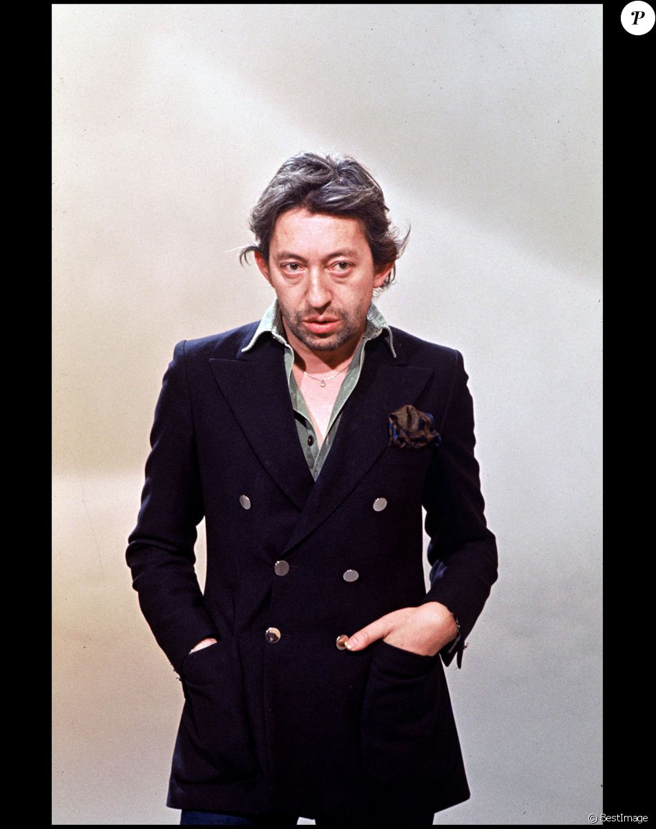 Serge Gainsbourg sur un plateau de télévision.