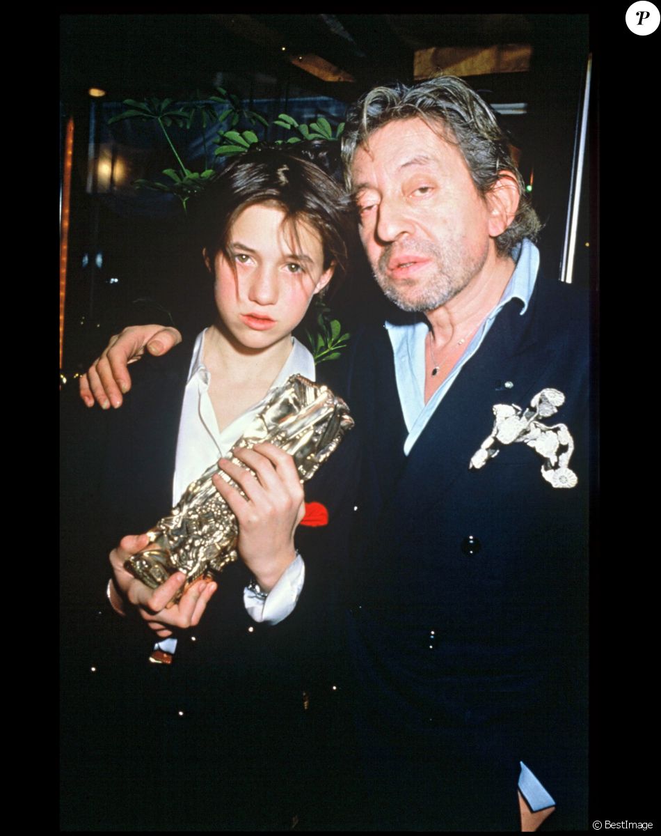 Charlotte Gainsbourg, César du Meilleur espoir féminin pour "L'Effrontée", avec son père Serge Gainsbourg lors de la soirée des César, à Paris, le 23 février 1986.