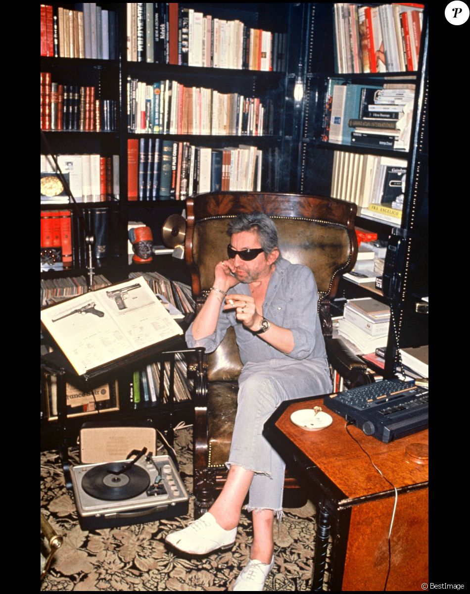 Serge Gainsbourg chez lui, rue de Verneuil, à Paris, en 1989.