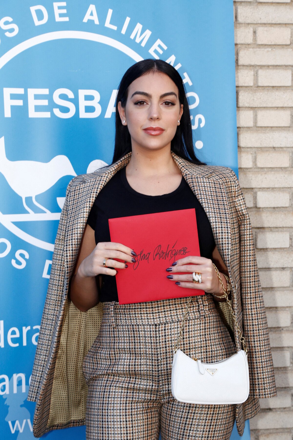 Photo : Georgina Rodriguez, la compagne de Cristiano Ronaldo, apporte un  chèque de 20 000 euros à la Banque Alimentaire à Madrid le 8 décembre 2020.  - Purepeople