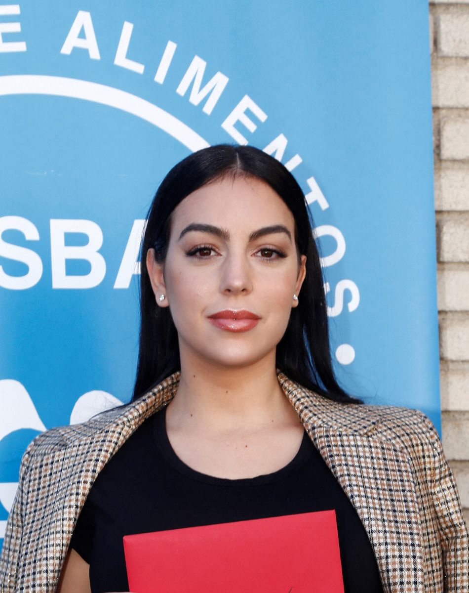 Georgina Rodriguez, la compagne de Cristiano Ronaldo, apporte un chèque de 20 000 euros à la Banque Alimentaire à Madrid le 8 décembre 2020.