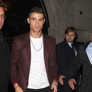 Cristiano Ronaldo quitte le restaurant Zela à Londres le 13 novembre 2018.