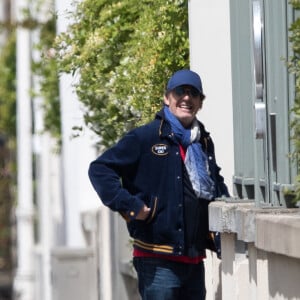 Exclusif - Jean-Luc Reichmann, tout sourire, se rend à son parking pour récupérer sa voiture à Paris, France, le 16 mai 2020.