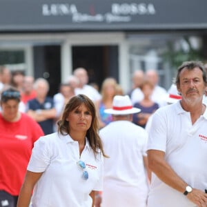 Jean-Luc Reichmann et sa femme Nathalie lors du trophée de pétanque "Sénéquier 209" sur la place des Lices à Saint-Tropez, Côte d'Azur, France, le 22 août 2019.