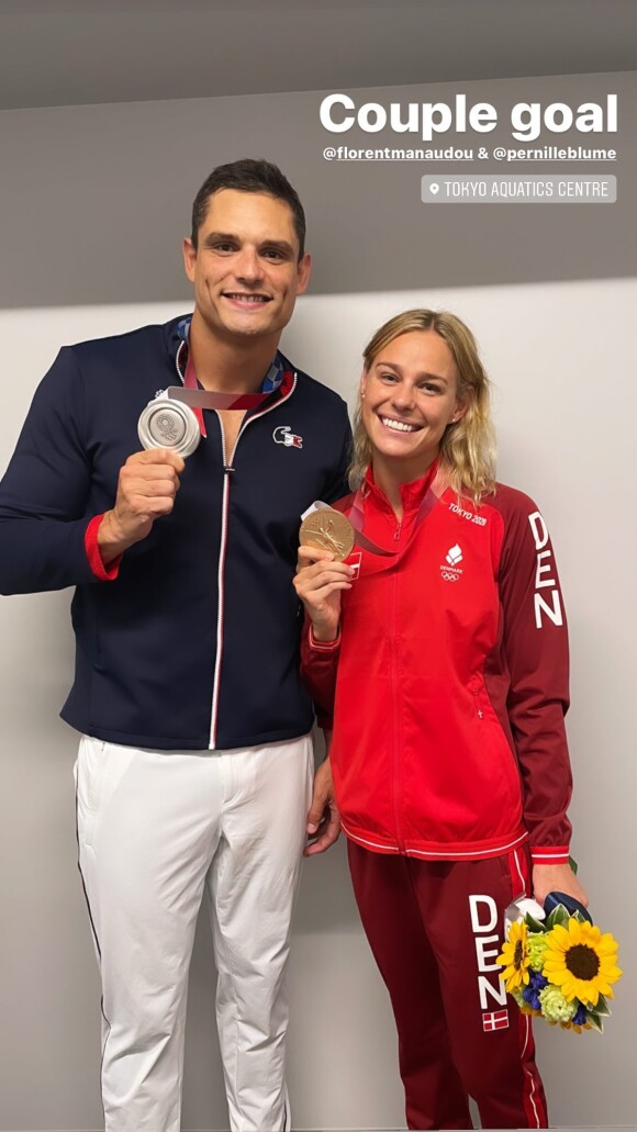 Florent Manaudou et sa compagne Pernille Blume avec leurs médailles aux Jeux Olympiques de Tokyo, le 1er août 2021.