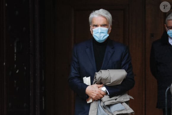 Exclusif - Bernard Tapie, très affaibli a tenu à assister aux obsèques - Sorties des obsèques du chef Gérard Idoux (restaurateur à la tête du Récamier) en l'église de Saint-Germain-des-Prés à Paris, le 08 octobre 2020. Le monde politique et artistique étaient réunis ce matin. Ce fut une cérémonie pleine de tendresse comme Gérard Idoux aurait voulu que ce soit. Il sera inhumé demain dans sa ville natale de Nevers. © Christophe Clovis / Bestimage