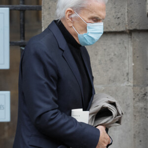 Exclusif - Bernard Tapie, très affaibli a tenu à assister aux obsèques - Sorties des obsèques du chef Gérard Idoux (restaurateur à la tête du Récamier) en l'église de Saint-Germain-des-Prés à Paris, le 08 octobre 2020. Le monde politique et artistique étaient réunis ce matin. Ce fut une cérémonie pleine de tendresse comme Gérard Idoux aurait voulu que ce soit. Il sera inhumé demain dans sa ville natale de Nevers. © Christophe Clovis / Bestimage