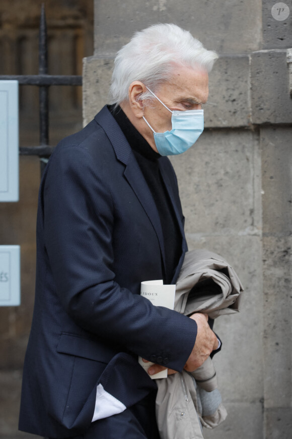 Exclusif - Bernard Tapie, très affaibli a tenu à assister aux obsèques - Sorties des obsèques du chef Gérard Idoux (restaurateur à la tête du Récamier) en l'église de Saint-Germain-des-Prés à Paris, le 08 octobre 2020. Le monde politique et artistique étaient réunis ce matin. Ce fut une cérémonie pleine de tendresse comme Gérard Idoux aurait voulu que ce soit. Il sera inhumé demain dans sa ville natale de Nevers. © Christophe Clovis / Bestimage