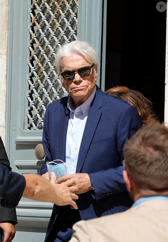 Semi Exclusif - Bernard Tapie - Mariage civil de Sophie Tapie et Jean-Mathieu Marinetti à la mairie de Saint-Tropez en présence de leurs parents et de la famille le 20 août 2020.