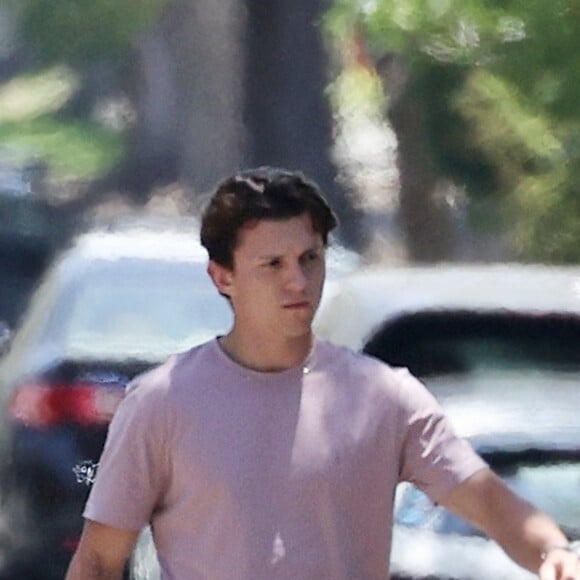 Exclusif - Zendaya dépose son supposé compagnon Tom Holland à son appartement à Los Angeles après avoir passer un week-end romantique ensemble. Tom Holland et Zendaya seraient plus que de simples partenaires à l’écran si on se fie à des photos prises à leur insu et divulguées sur le web ! Le 8 juillet 2021.