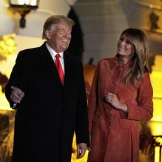 L'ex-président des États-Unis Donald Trump et son épouse Melania Trump reçoivent des enfants déguisés à la Maison Blanche pour Halloween. Washington, le 25 octobre 2020.