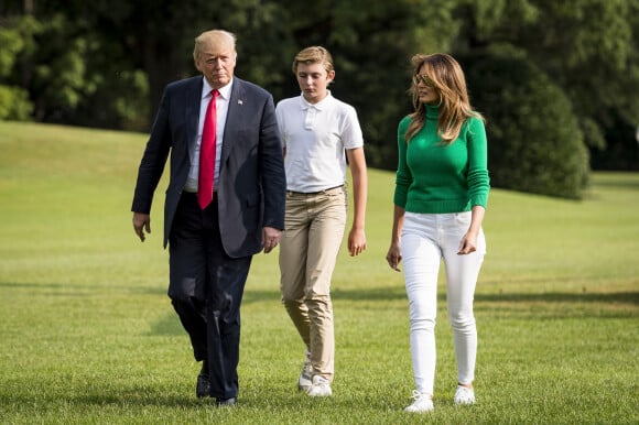 Barron, le fils de l'ancien président des États-Unis Donald Trump et son épouse Melania Trump, a été inscrit dans un nouveau lycée. L'établissement a été le théâtre de plusieurs scandales.