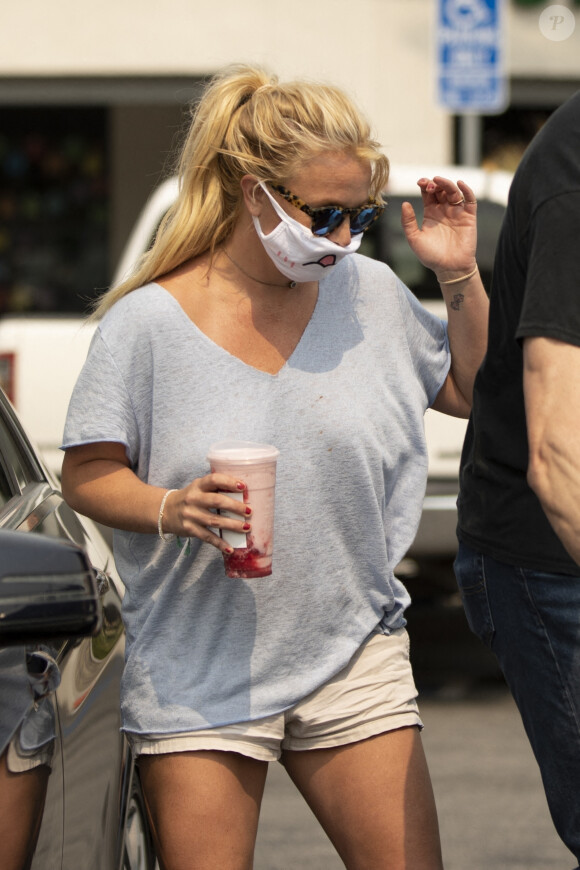 Exclusif - Britney Spears, avec son masque de protection contre le coronavirus (Covid-19) mis à l'envers, fait quelques courses à Calabasas, le 8 septembre 2020. La chanteuse de 38 ans, semblait accompagnée d'un nouvel agent de sécurité. Britney Spears devrait être fixée en octobre prochain sur le nouveau gestionnaire de sa fortune, estimée à 57,4 millions de dollars.