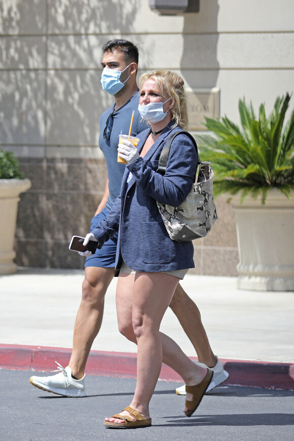 Exclusif - Britney Spears et son compagnon Sam Asghari sortent de leur confinement pour une journée shopping et sportive à Los Angeles le 16 juin 2020. C'est la première fois depuis trois mois que Britney sort de sa maison. Avec Sam, ils sont allés déjeuner au restaurant Islands près de leur domicile dans la vallée de San Fernando. Après une séance shopping chez Nordstrom, Britney fait une balade à vélo puis s'entraine dans un parc, pieds nus, avec son garde du corps.