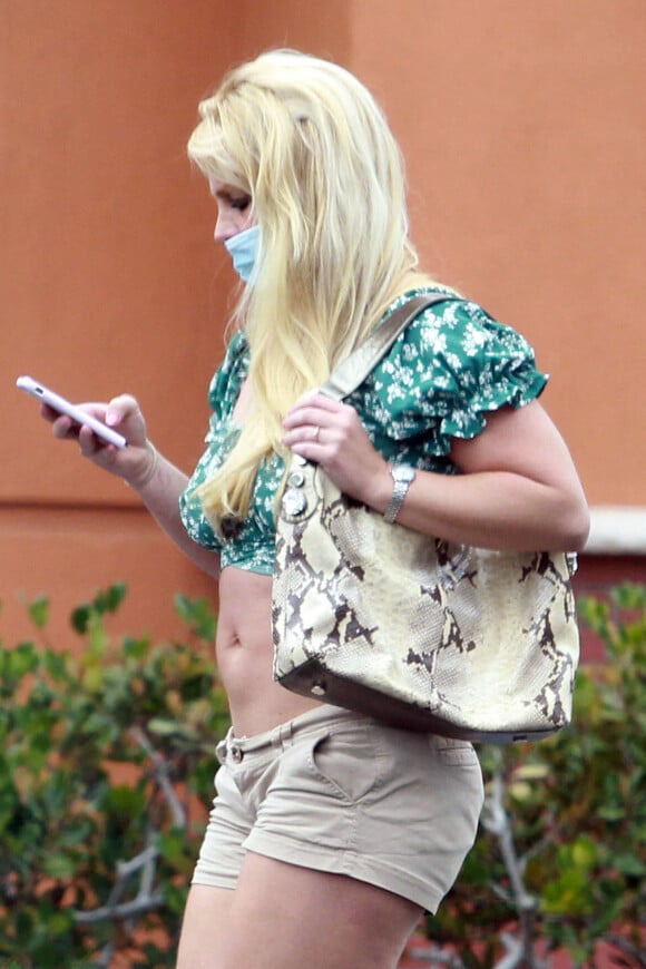 Exclusif - Britney Spears et son compagnon Sam Asghari sortent de leur confinement pour une journée shopping et sportive à Los Angeles le 16 juin 2020. C'est la première fois depuis trois mois que Britney sort de sa maison. Avec Sam, ils sont allés déjeuner au restaurant Islands près de leur domicile dans la vallée de San Fernando. Après une séance shopping chez Nordstrom, Britney fait une balade à vélo puis s'entraine dans un parc, pieds nus, avec son garde du corps.