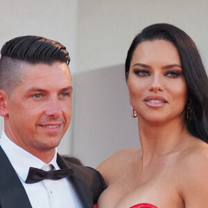 Adriana Lima et son compagnon André Lemmers assistent à la cérémonie d'ouverture du 78e festival international du film de Venise (La Mostra), le 1er septembre 2021.