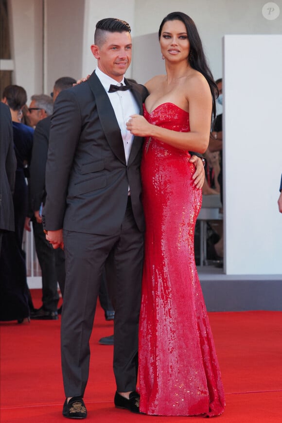 Adriana Lima et son compagnon André Lemmers assistent à la cérémonie d'ouverture du 78e festival international du film de Venise (La Mostra), le 1er septembre 2021.