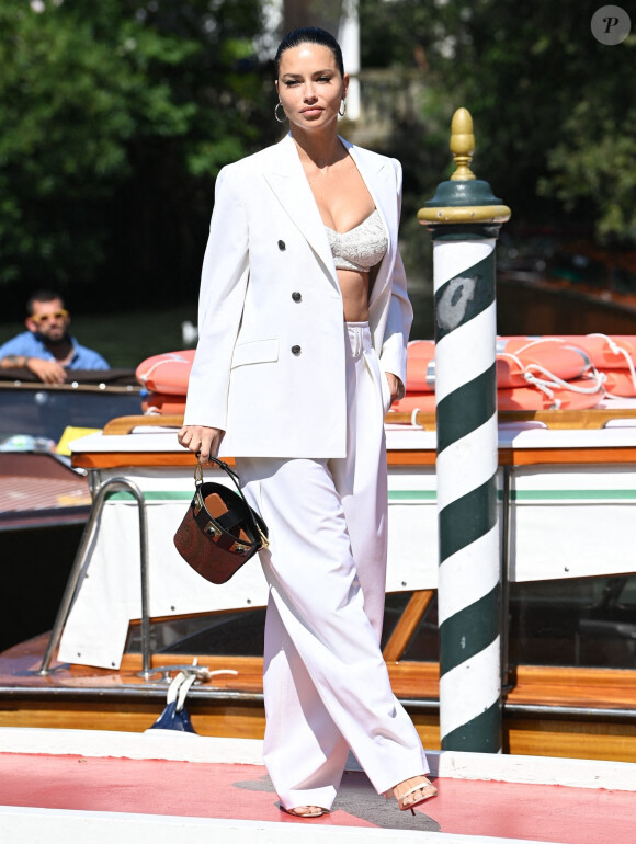 Adriana Lima arrive à l'hôtel Excelsior lors du 78ème festival international du film de Venise (la Mostra), à Venise, Italie, le 3 septembre 2021.