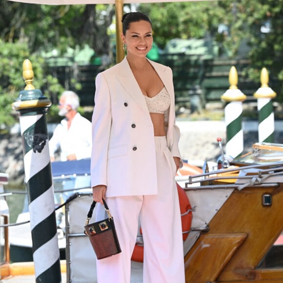 Adriana Lima arrive à l'hôtel Excelsior lors du 78ème festival international du film de Venise (la Mostra), à Venise, Italie, le 3 septembre 2021.