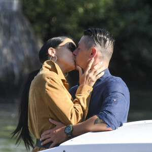 Adriana Lima et son compagnon Andre Lemmers arrivent à l'hôtel Excelsior lors du 78ème festival international du film de Venise (la Mostra), à Venise, le 2 septembre 2021.