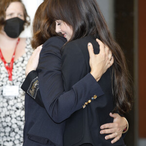 Maggie Gyllenhaal et Dakota Johnson lors du photocall du film "The Lost Daughter" lors du festival international du film de Venise (La Mostra), à Venise, Italie, le 3 septembre 2021.