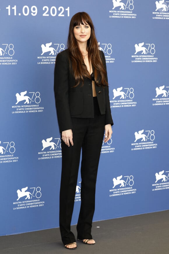 Dakota Johnson lors du photocall du film "The Lost Daughter" lors du festival international du film de Venise (La Mostra), à Venise, Italie, le 3 septembre 2021.