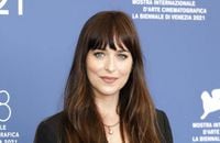 Dakota Johnson et Adriana Lima en soutien-gorge : les stars se lâchent à Venise