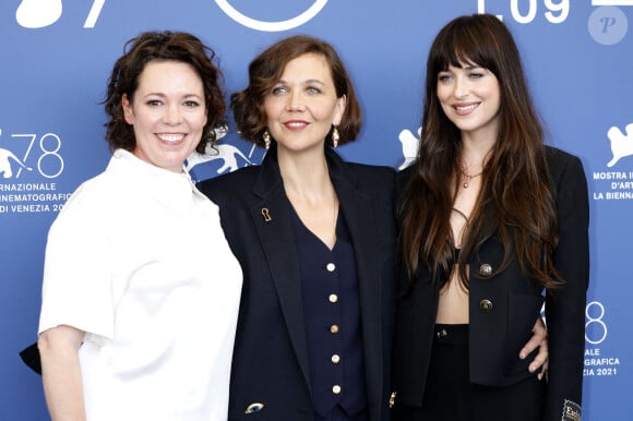 Olivia Colman, Maggie Gyllenhaal et Dakota Johnson lors du photocall du film "The Lost Daughter" lors du festival international du film de Venise (La Mostra), à Venise, Italie, le 3 septembre 2021.