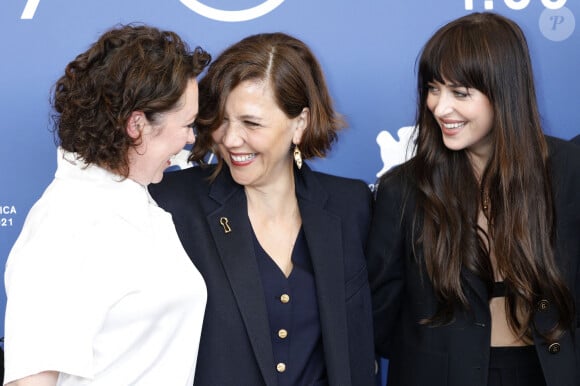 Olivia Colman, Maggie Gyllenhaal et Dakota Johnson lors du photocall du film "The Lost Daughter" lors du festival international du film de Venise (La Mostra), à Venise, Italie, le 3 septembre 2021.