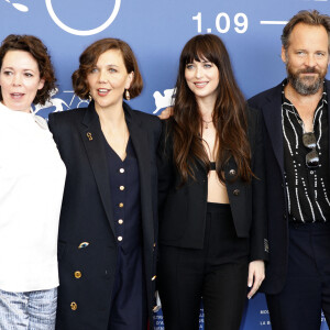 Olivia Colman, Maggie Gyllenhaal, Dakota Johnson et Peter Sarsgaard lors du photocall du film "The Lost Daughter" lors du festival international du film de Venise (La Mostra), à Venise, Italie, le 3 septembre 2021.